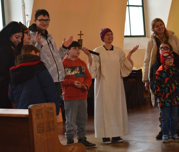Pastoralassistentin und Kirchenbesucher singen 