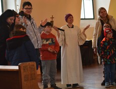 Pastoralassistentin und Kirchenbesucher singen 