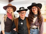 Drei Personen als Cowboys verkleidet