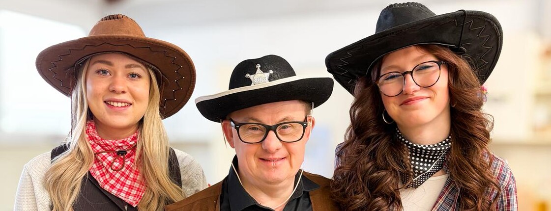 Drei Personen als Cowboys verkleidet