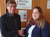 Ein Mann und eine Frau reichen sich die Hand.