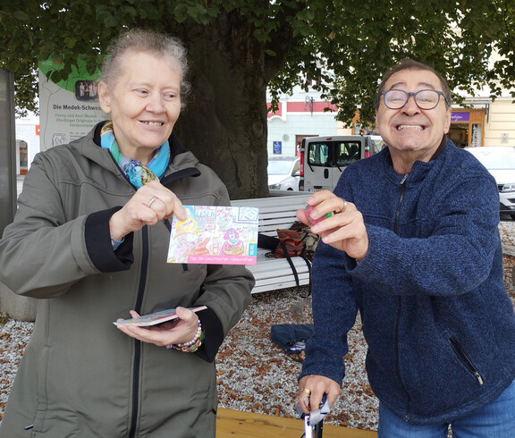 Zwei Personen mit Postkarte