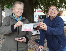 Zwei Personen mit Postkarte