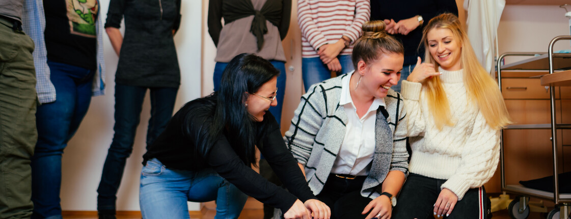 Studierende der SOB üben Reanimation an einer Pflegepuppe