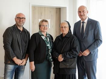 vli.: Hausleiter Daniel Hinterleitner, Caritas-Geschäftsleiterin Katharina-Sturmaier, Schwester Klara Diermeier von den Franziskanerinnen und Landesrat Christian Dörfel. Foto: Land OÖ/Bayer  Vier erwachsene Menschen stehen nebeneinander und schauen in die Kamera