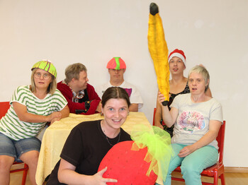 Sechs Personen lustig bekleidet