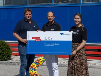 Scheckübergabe von 8200 Euro zwischen der Firma Teufelsberger und der Caritas OÖ