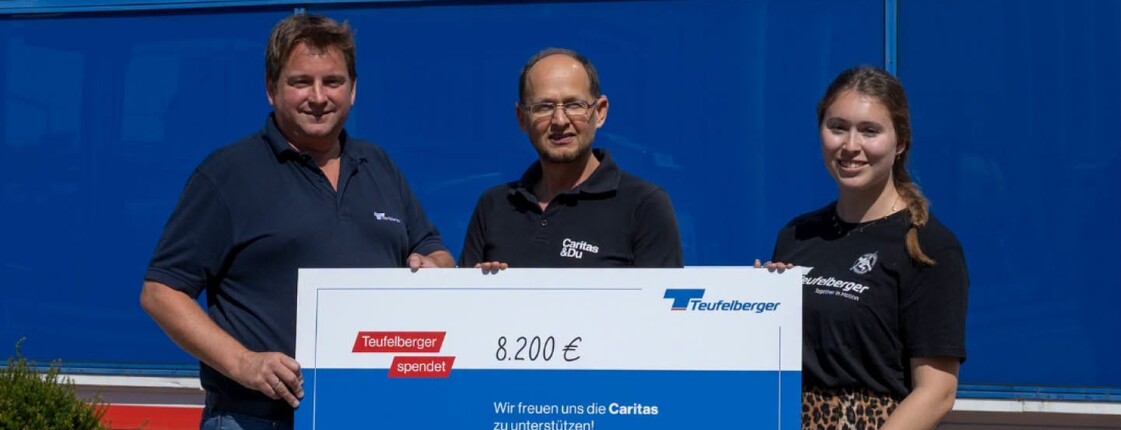 Scheckübergabe von 8200 Euro zwischen der Firma Teufelsberger und der Caritas OÖ