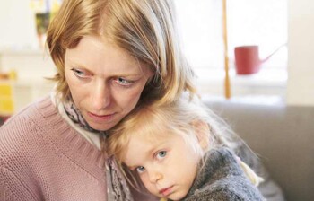 Eine Mutter mit ihrem Kind. Das Kind kuschelt sich an ihre Mutter.