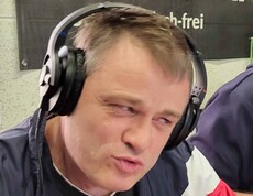 Mann mit Kopfhörer spricht