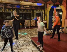 Kinder tanzen in einer Disco