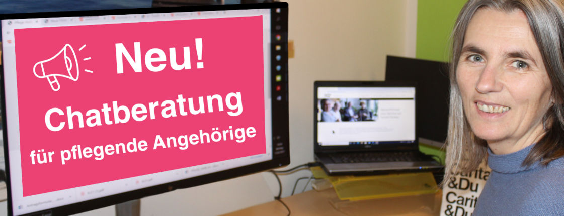 Eine Frau sitzt am Schreibstisch und lächelt in die Kamera. Am Bildschrim des Computers ist zu lesen: Neu Chatberatung für Pflegende Angehörige