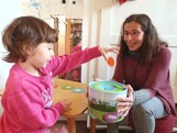 Ein Kind und ein eine Frau spielen ein Spiel