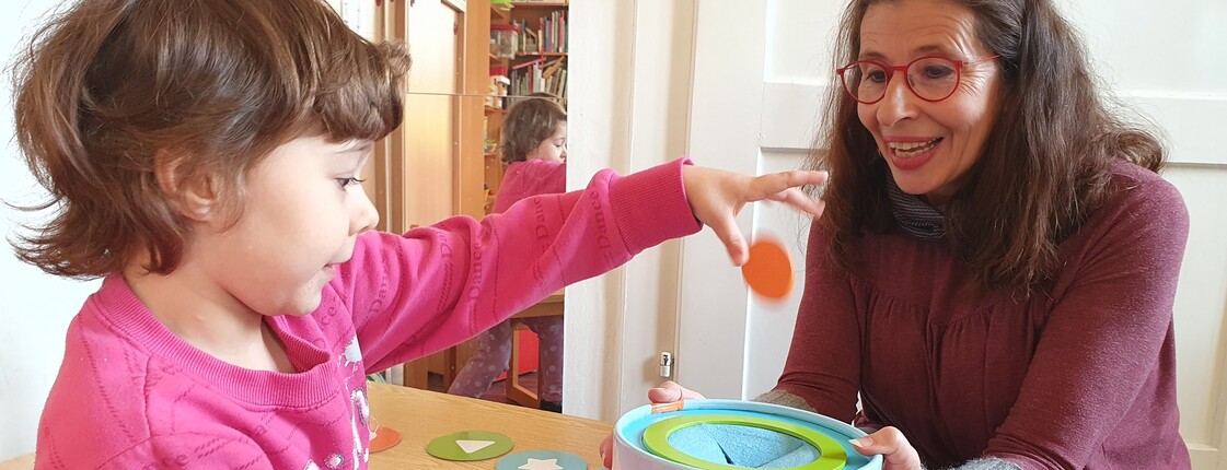 Ein Kind und ein eine Frau spielen ein Spiel
