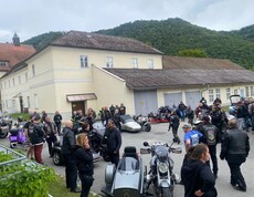 Große Gruppe von Biker*innen und Teilnehmenden bei Beiwagenausfahrt am Caritas-Standort Engelhartszell