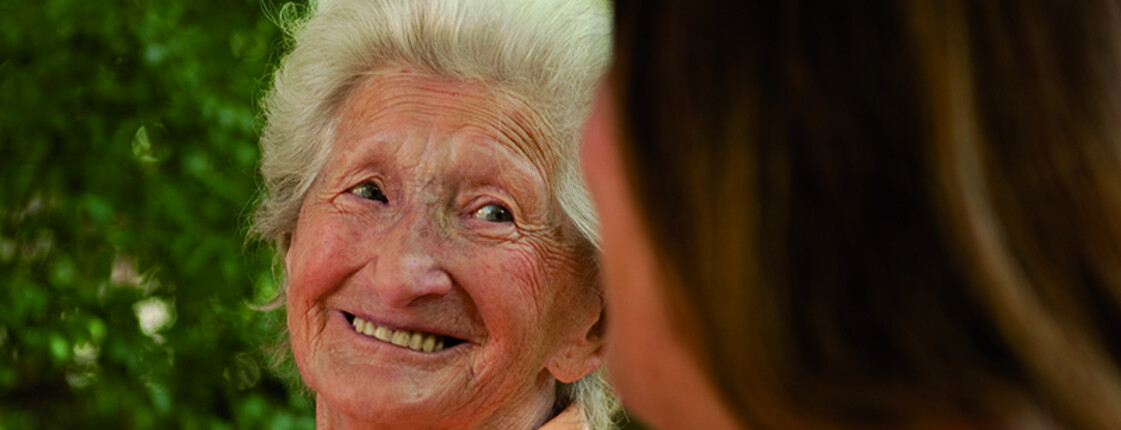 Seniorin mit Personenbetreuerin Seniorin mit Personenbetreuerin