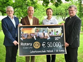 (v. li.) Caritas OÖ-Direktor Franz Kehrer, Rotary Club Linz-Präsident Erhard Kargel, Andrea Fellner von der Auslandshilfe der Caritas OÖ und Bischof Manfred Scheuer.
