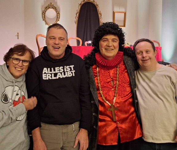 Drei Zuschauer mit Hauptdarsteller