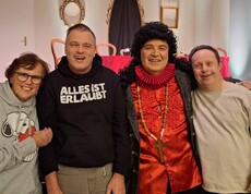 Drei Zuschauer mit Hauptdarsteller