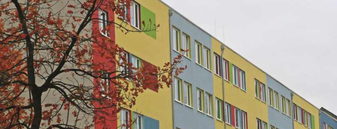 Ein Blick auf ein Wohnhaus mit bunter Fasade.