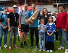 Mannschaftsfoto mit 8 Personen und dem Pokal