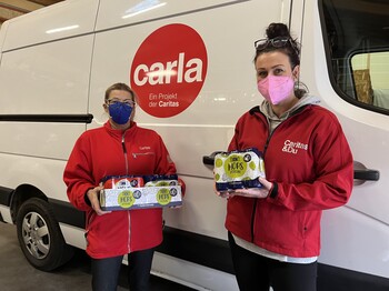 Caritas-Mitarbeiterinnen verteilen die HOPS Getränkespende in den Einrichtungen wie beispielsweise den carla-Shops.