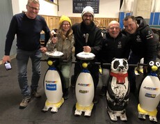 Fünf Personen mit Eislauf-Pinguinen