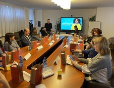 Mehrere Personen in einem Besprechungsraum.