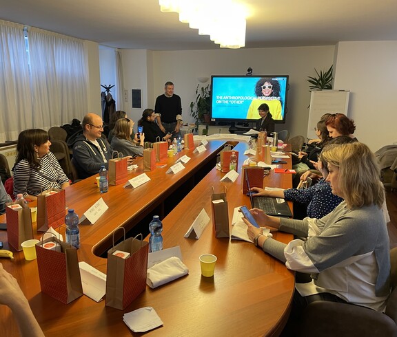 Mehrere Personen in einem Besprechungsraum.