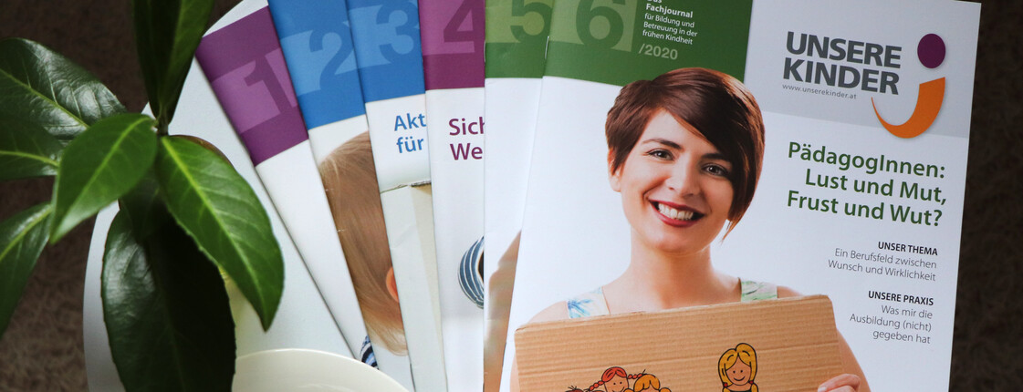 Zwei Frauen informieren sich auf einem Stand vom Verlag "Unsere Kinder" bei einem Mitarbeiter.