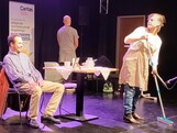 Drei Leute auf einer Theaterbühne.