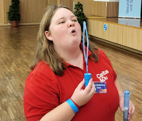 Junge Frau bläst in die Luft
