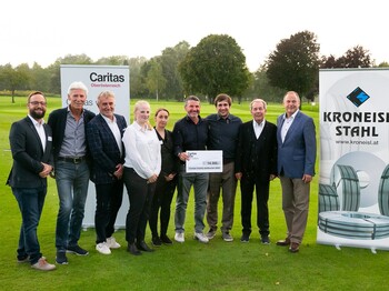 Am Foto v. li. Caritas-Vorstand Stefan Pimmingstorfer, Johann Lehner, Golfclub-Manager Gerry Jekl, Meander-Projektleiterin Sophie Fehrer, Kordula Palser, Leiterin des Bereichs Psychologie, Walter und Stefan Kroneisl, Heiner Popper, LAbg. Bgm. Josef Rathgeb.