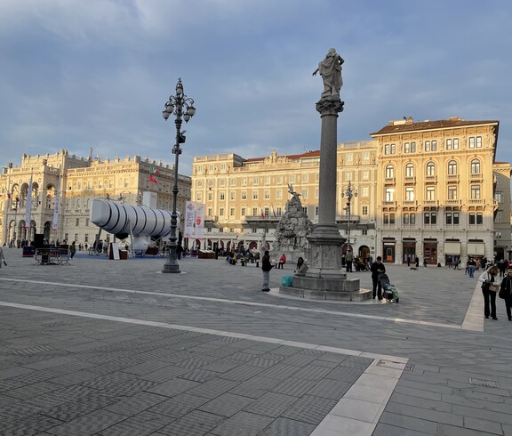 Außenaufnahme eines historischen Platzes in Trieste.