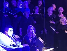 Viele Schauspieler und Sänger auf Bühne