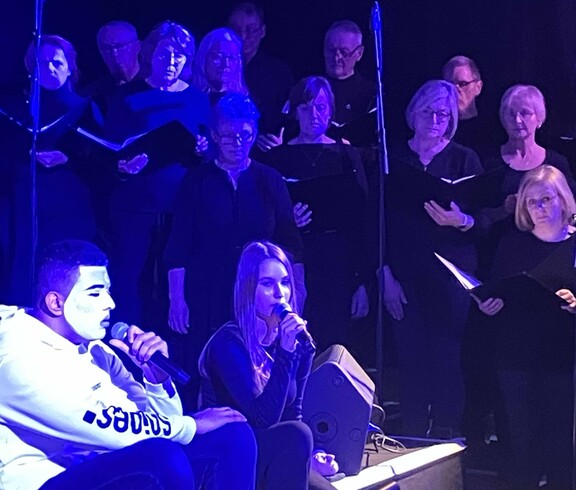 Viele Schauspieler und Sänger auf Bühne