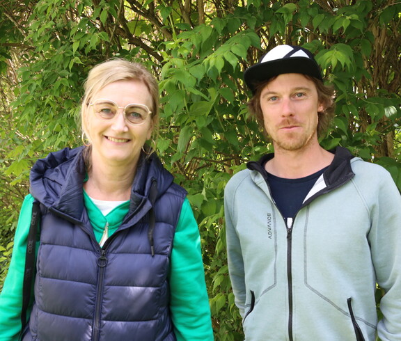Eine Frau und ein Mann stehen im Freien.