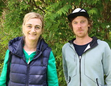 Eine Frau und ein Mann stehen im Freien.