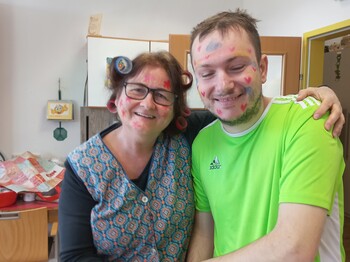 Frau-und-mann-verkleidet-zu-fasching