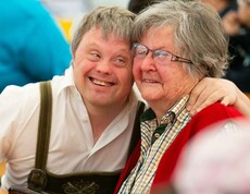 Mann und Frau sitzen nebeneinander