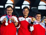„Abu Dhabi“: Susanne Kramer und Günter Mayrhuber holten bei den Special Olympics in Abu Dhabi eine Gold- und eine Silber-Medaille. Caritas-Mitarbeiter Patrick Oriold (Mitte) betreute die beiden Radfahrer*innen vor Ort.