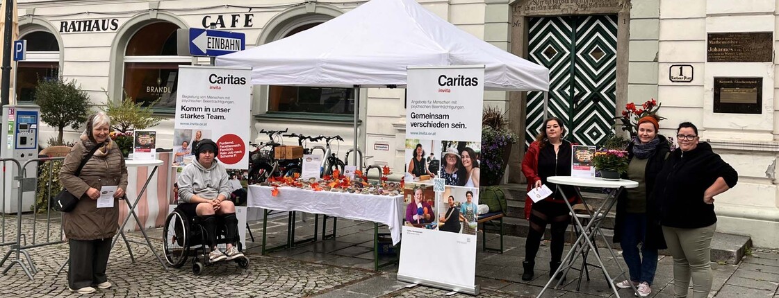 Gruppe mit Sonnenschirm Tisch und Steinen