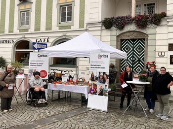 Gruppe mit Sonnenschirm Tisch und Steinen