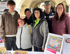 Sechs Personen mit ihrem Steine-Stand