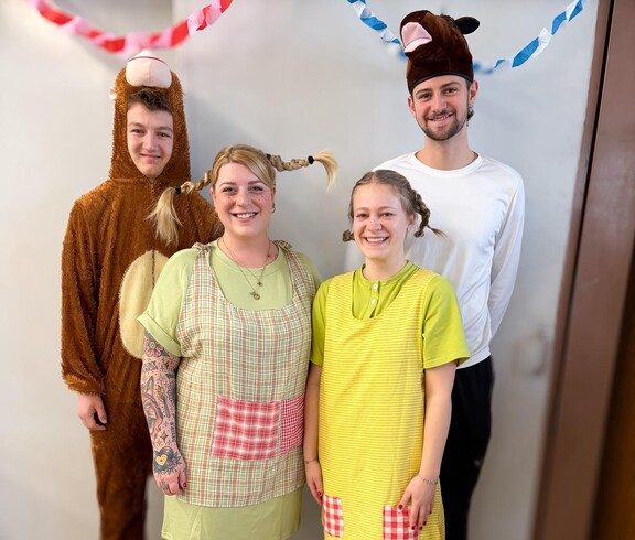 Vier verkleidete Personen