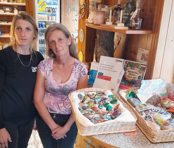 Zwei Frauen und Steine