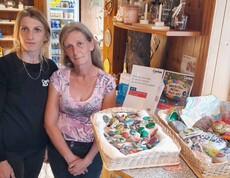 Zwei Frauen und Steine
