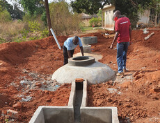 Die neu gebaute Biogasanlage werden von Mitarbeitern kontrolliert.