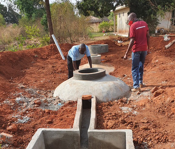 Die neu gebaute Biogasanlage werden von Mitarbeitern kontrolliert.