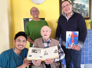 Caritas-Mitarbeiter Tarnde Nam Gyal Tsang und Hermann Kutschera mit zwei seiner drei Söhnen Roland (links) und Günter.